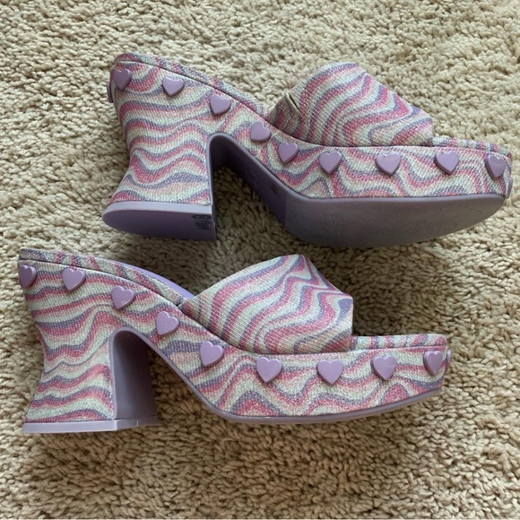 The CUTEST Women's Heart-Embellished Platform Heels - Picture 1 of 6